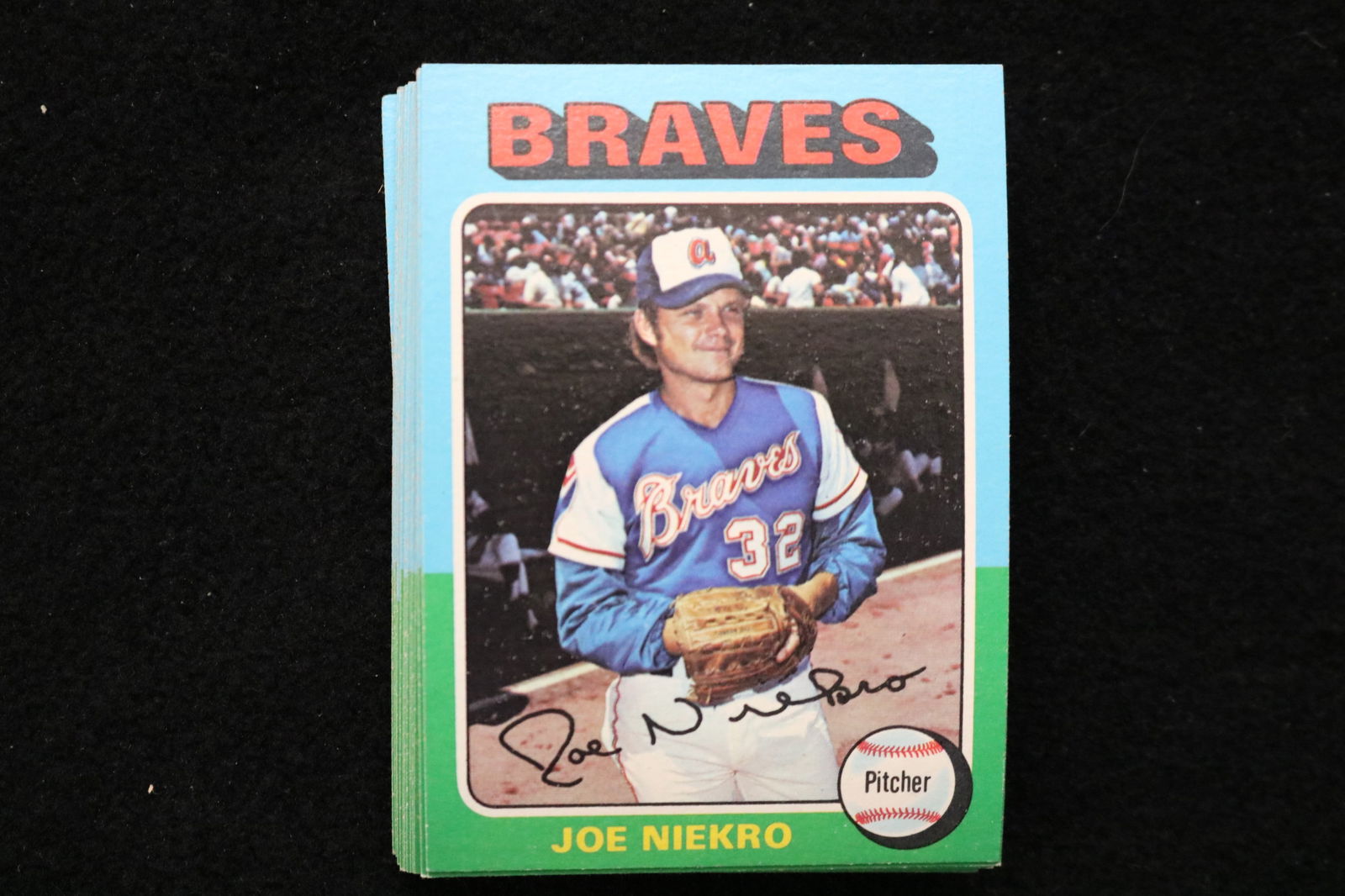 JOE NIEKRO 1985 TOPPS BASEBALL CARDS - CARD #595 - NEAR MINT TO MINT CONDITION - LOT OF 31: This is a lot of 31 Joe Niekro 1985 Topps, card number 595, baseball cards. The cards are in near mint to mint condition.