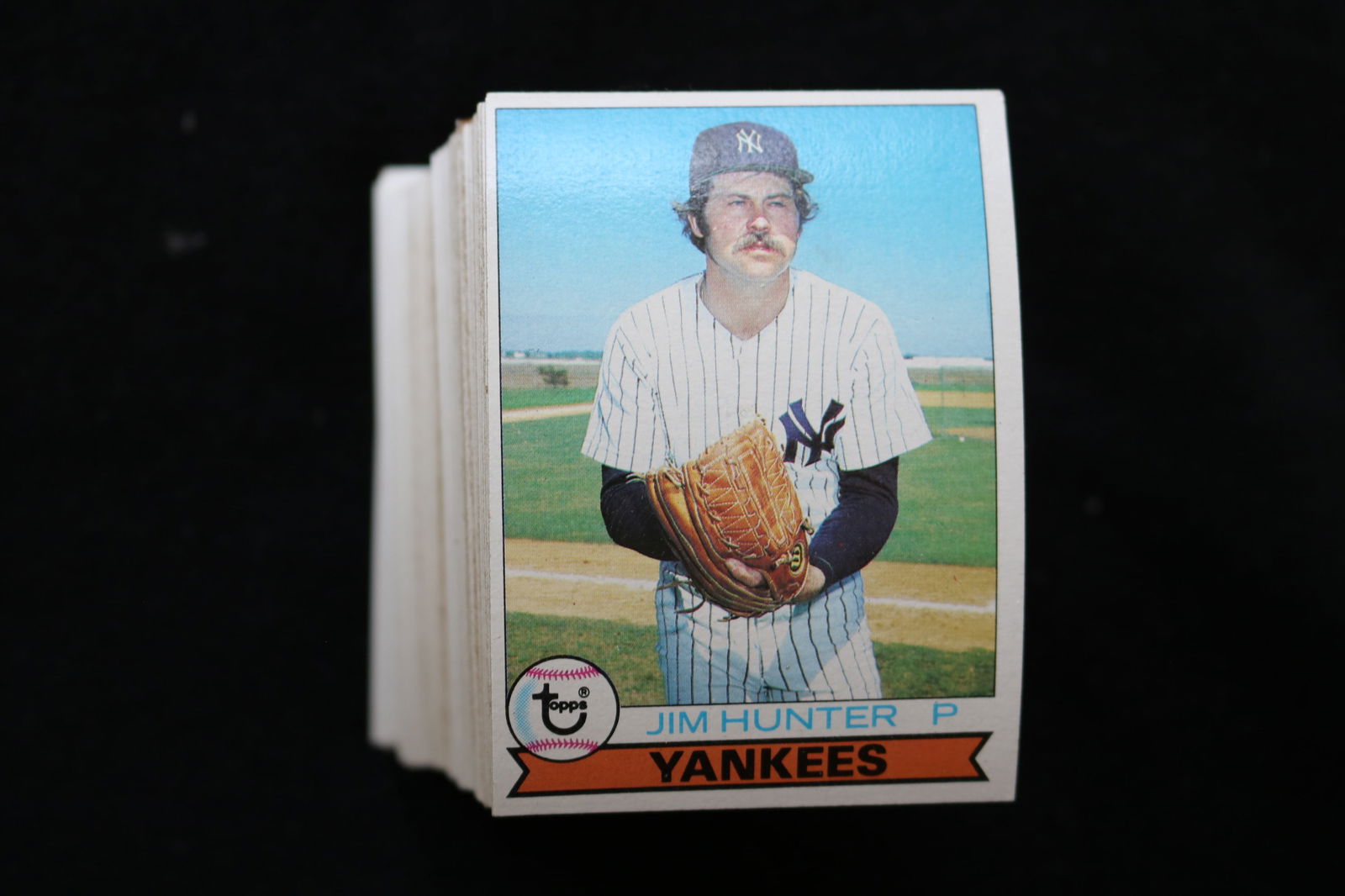 JIM HUNTER 1979 TOPPS BASEBALL CARDS - CARD # 670 - NEAR MINT TO MINT CONDITION - LOT OF 208: This is a lot of 208 Jim Hunter 1979 Topps, card number 670, baseball cards. The cards are in near mint to mint condition.