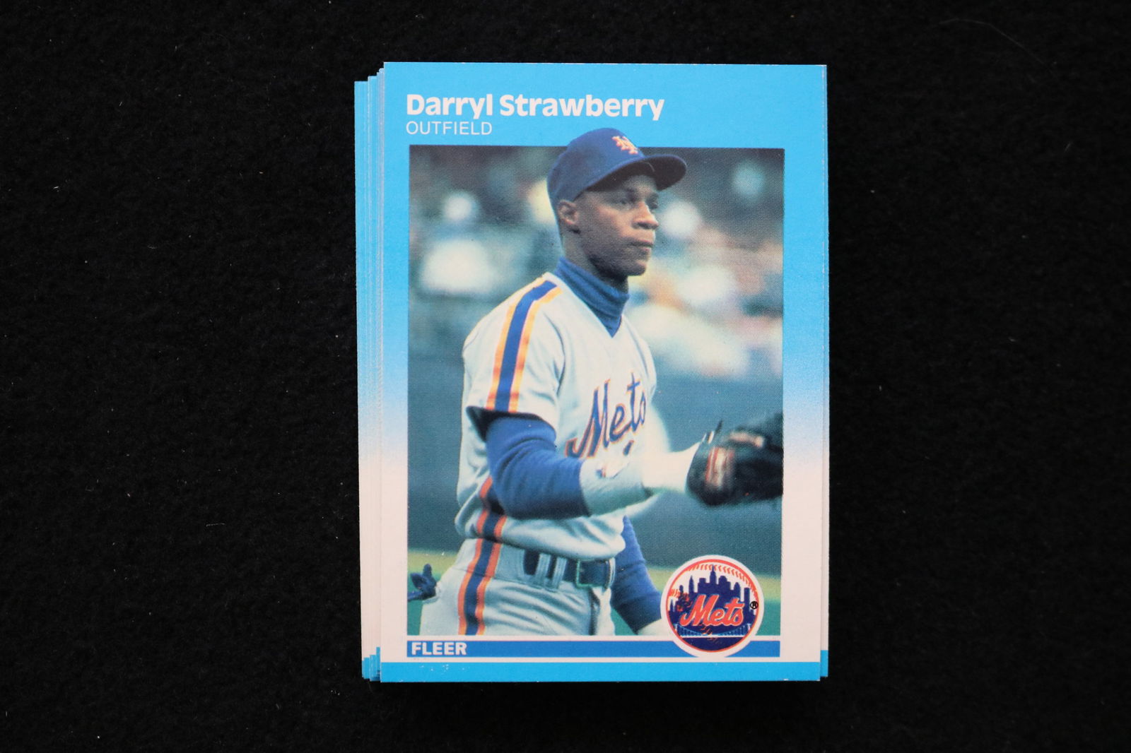 DARRYL STRAWBERRY 1987 FLEER BASEBALL CARDS - CARD #23 - NEAR MINT TO MINT CONDITION - LOT OF 26: This is a lot of 26 Darryl Strawberry 1987 Fleer, card number 23, baseball cards. The cards are in near mint to mint condition.