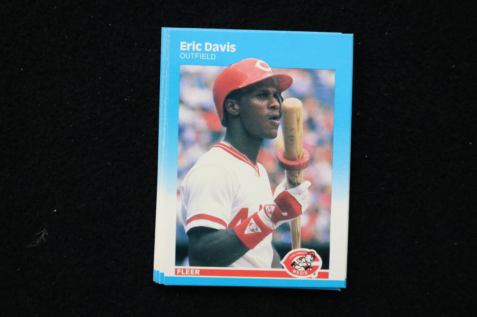 ERIC DAVIS 1987 FLEER BASEBALL CARDS - CARD #198 - NEAR MINT TO MINT CONDITION - LOT OF 12: This is a lot of 12 Eric Davis 1987 Fleer, card number 198, baseball cards. The cards are in near mint to mint condition.