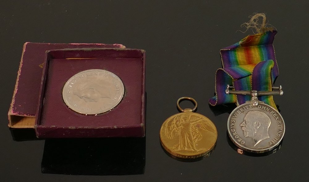 Pair of first world war medals :awarded to 313314 GNR (1 of 1)
