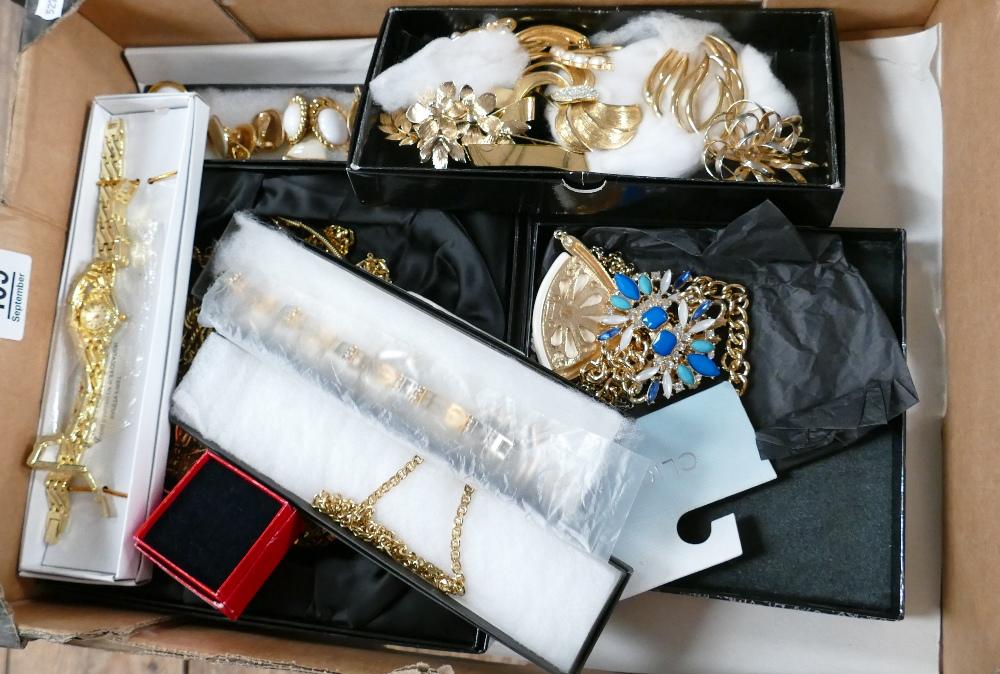 Extensive collection of nice quality gold plated: Extensive collection of nice quality gold plated jewellery: Includes brooches, chains, bracelets, earrings and necklets.