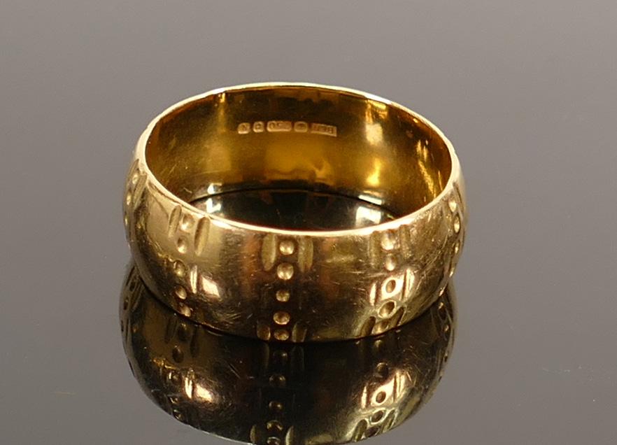 18ct gold wedding ring, size T, 7.7g.: 18ct gold wedding ring, size T, 7.7g.