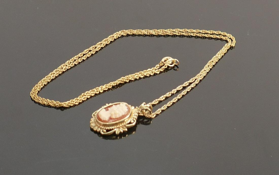 9ct gold cameo pendant & 9ct necklace, 5.4g:: 9ct gold cameo pendant & 9ct necklace, 5.4g: