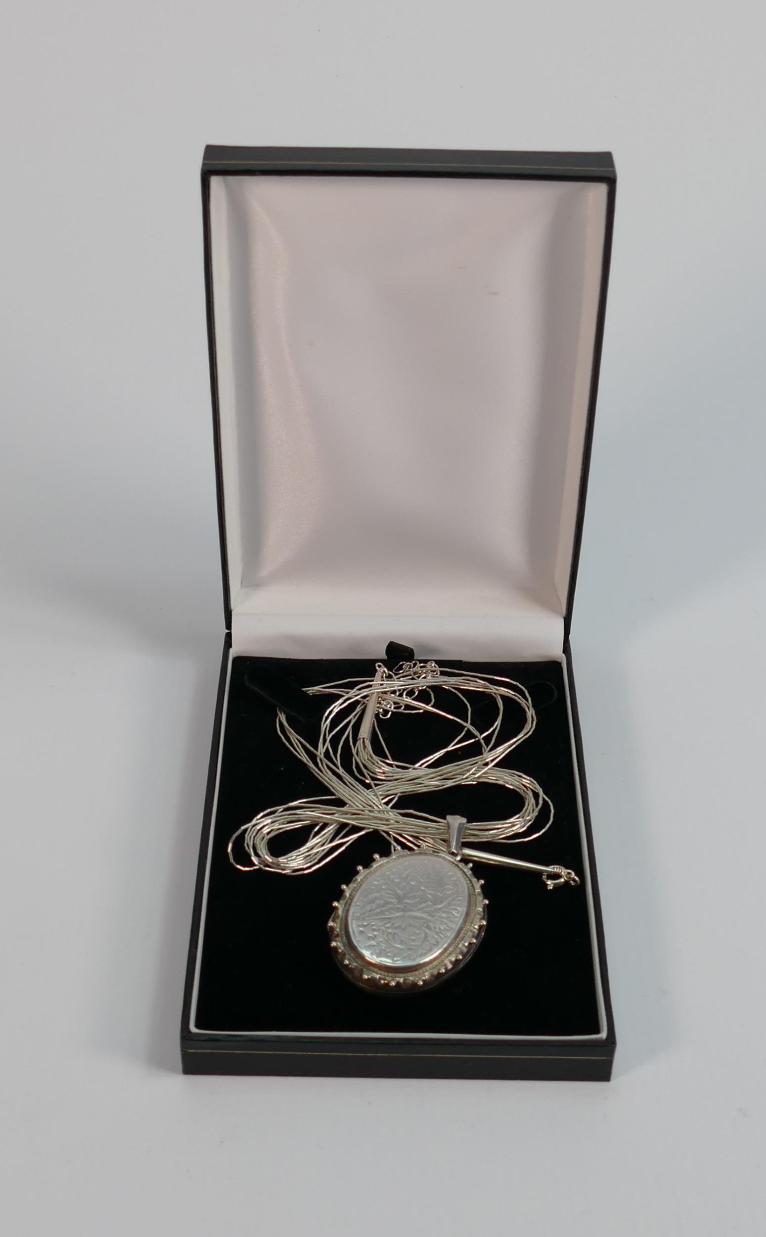 Silver locket & chain, 30g:: Silver locket & chain, 30g: