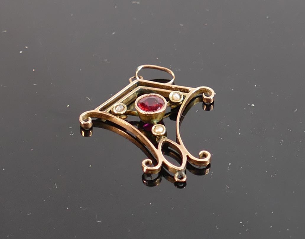 9ct gold Art Noveau style pendant. 1.5g:: 9ct gold Art Noveau style pendant. 1.5g: