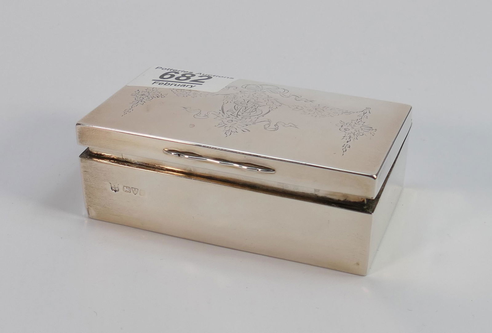 Silver oblong box: hallmarked for Chester 1906, 168g.: Silver oblong box: hallmarked for Chester 1906, 168g.
