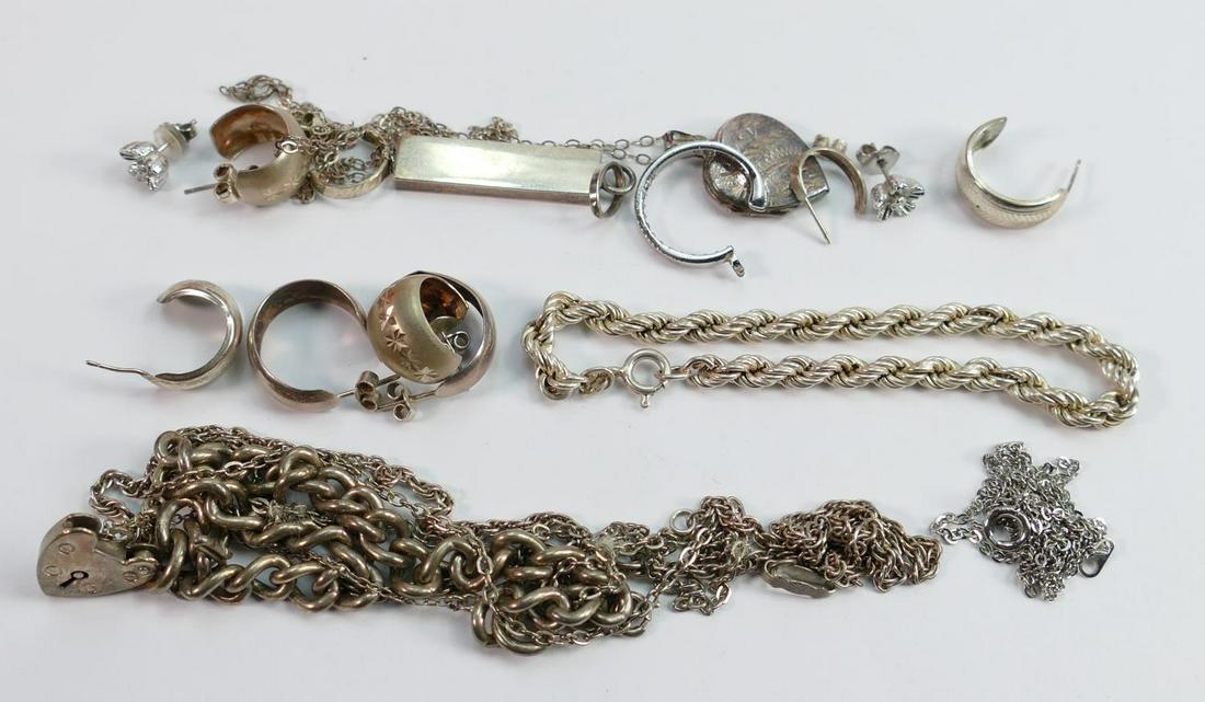 A collection of Silver jewellery: including chains, bracelets, Earrings etc, 62.7g.: A collection of Silver jewellery: including chains, bracelets, Earrings etc, 62.7g.