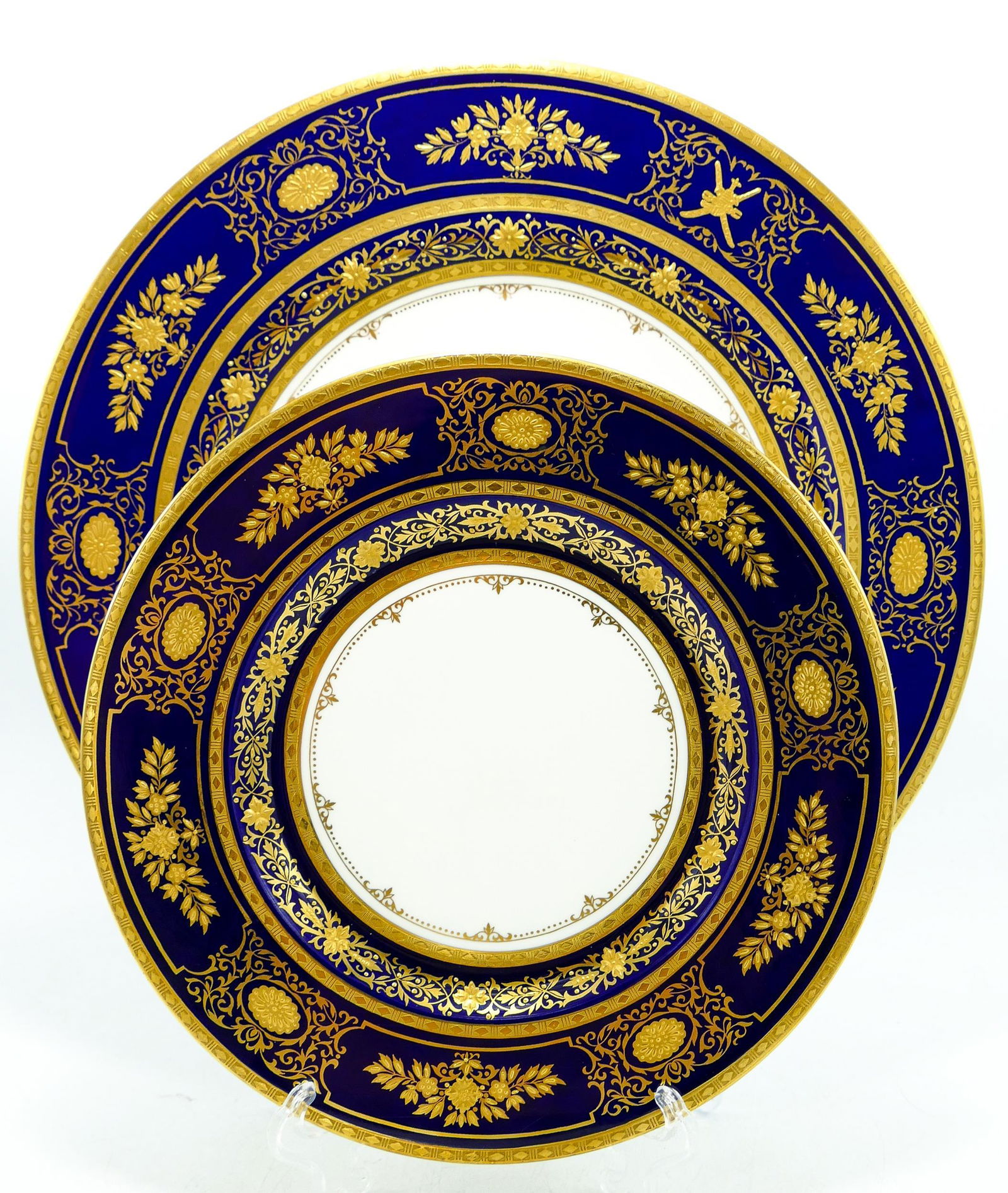 Minton Argyle patterned jewelled cabinet plates with floral decoration: Diameter of largest 27.5cm (1 of 1)