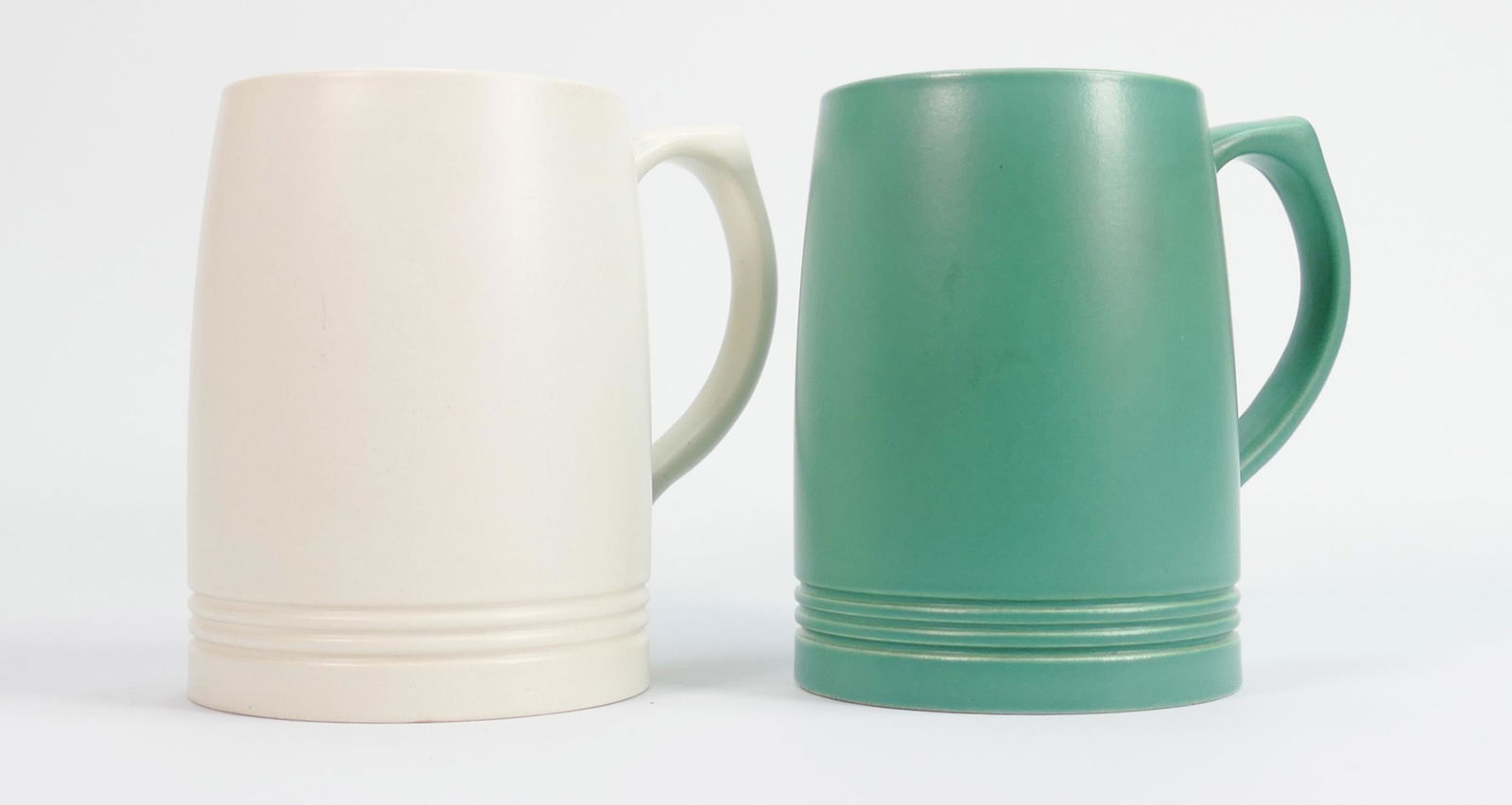 Wedgwood Keith Murray tankard: In cream & green, height 12cm (2): Wedgwood Keith Murray tankard: In cream & green, height 12cm (2)
