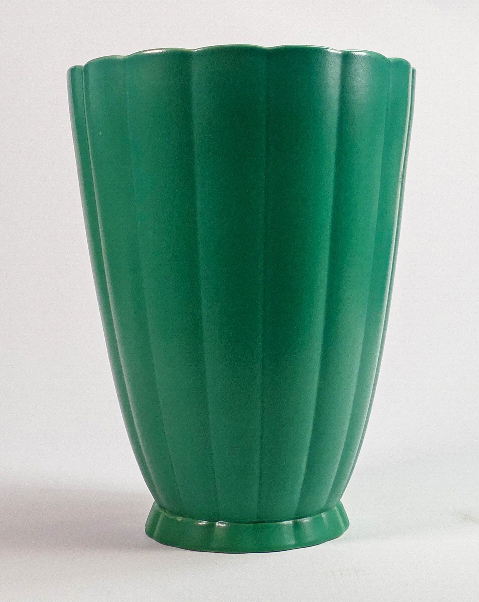 Keith Murray for Wedgwood: A tall ribbed green vase, h.23cm.: Keith Murray for Wedgwood: A tall ribbed green vase, h.23cm.