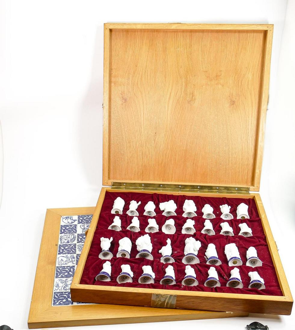 20th century blue and white Meissen style porcelain cased chess set: Cased with matching board, (1 of 3)