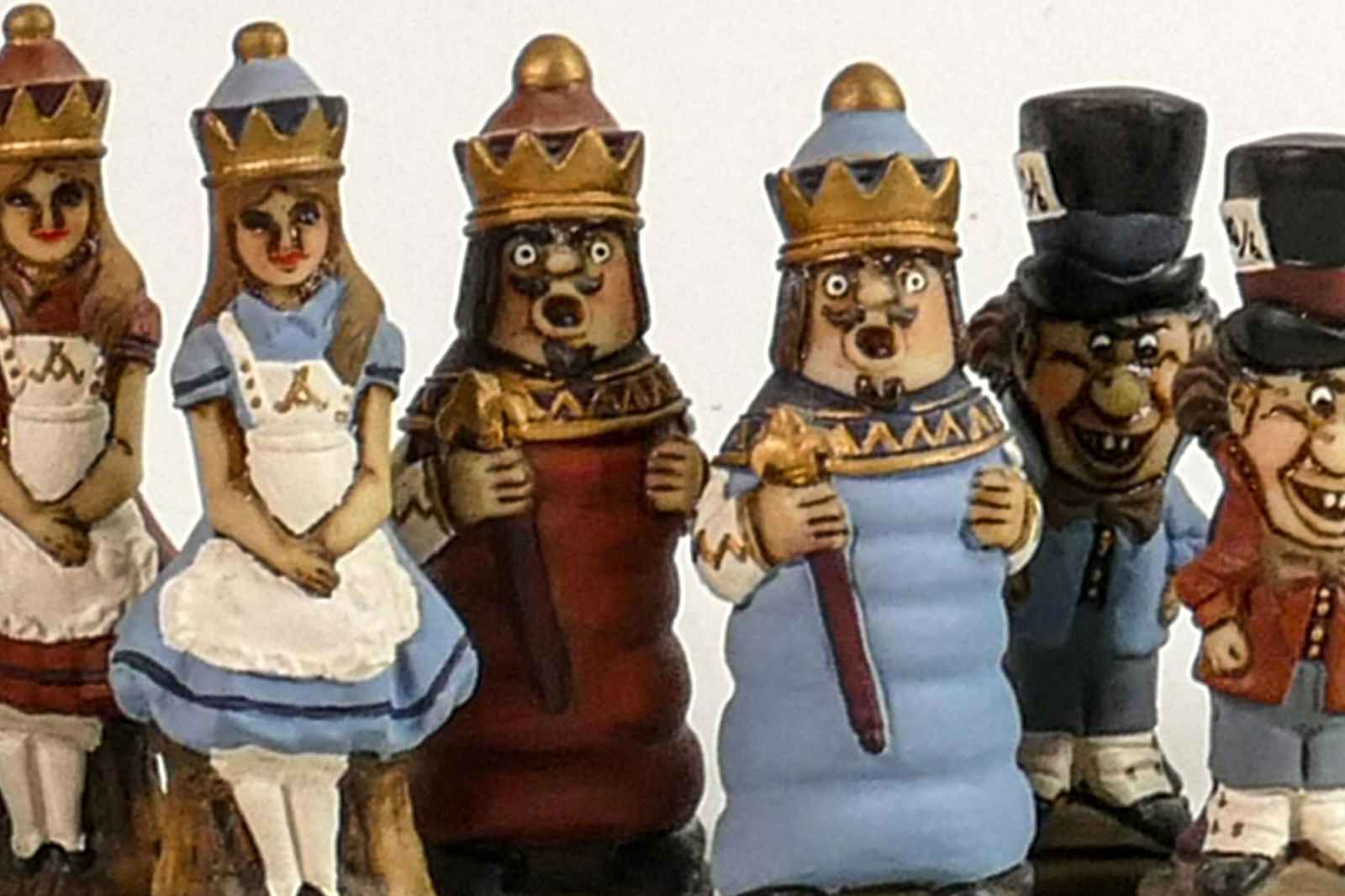 Anne Carlton Alice in Wonderland vintage chess set: Height of king 8.5cm, 32 pieces (1 of 3)