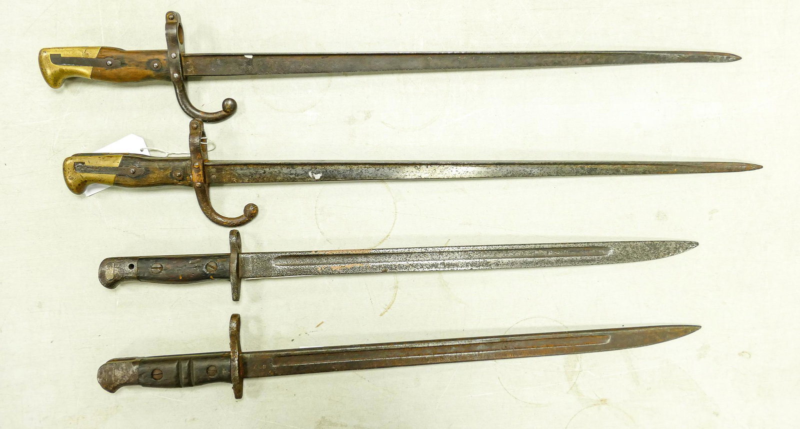 A collection of First World War WWI bayonets (4):: A collection of First World War WWI bayonets (4):