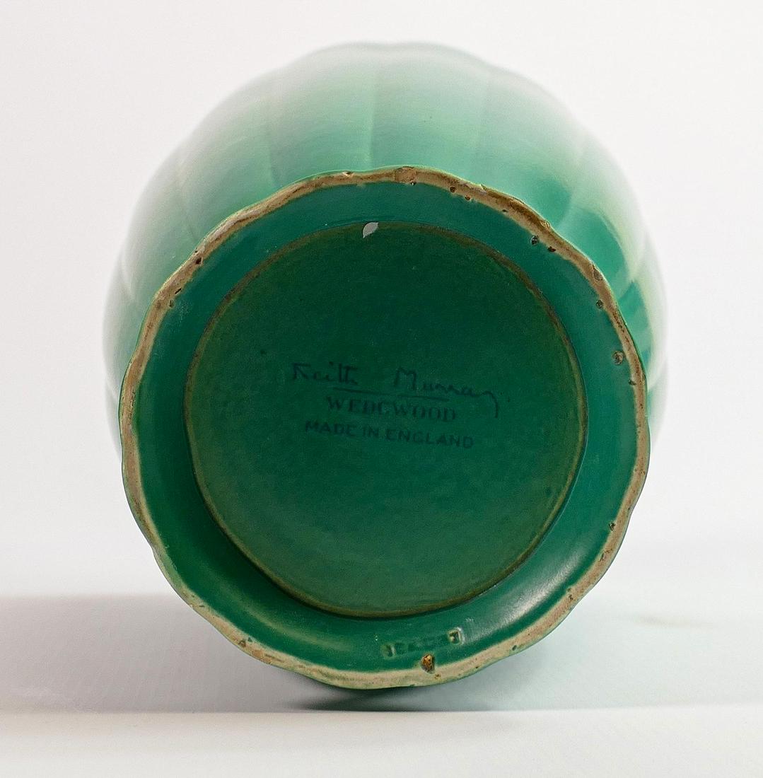 Keith Murray for Wedgwood: A tall ribbed green vase, h.23cm.: Keith Murray for Wedgwood: A tall ribbed green vase, h.23cm.