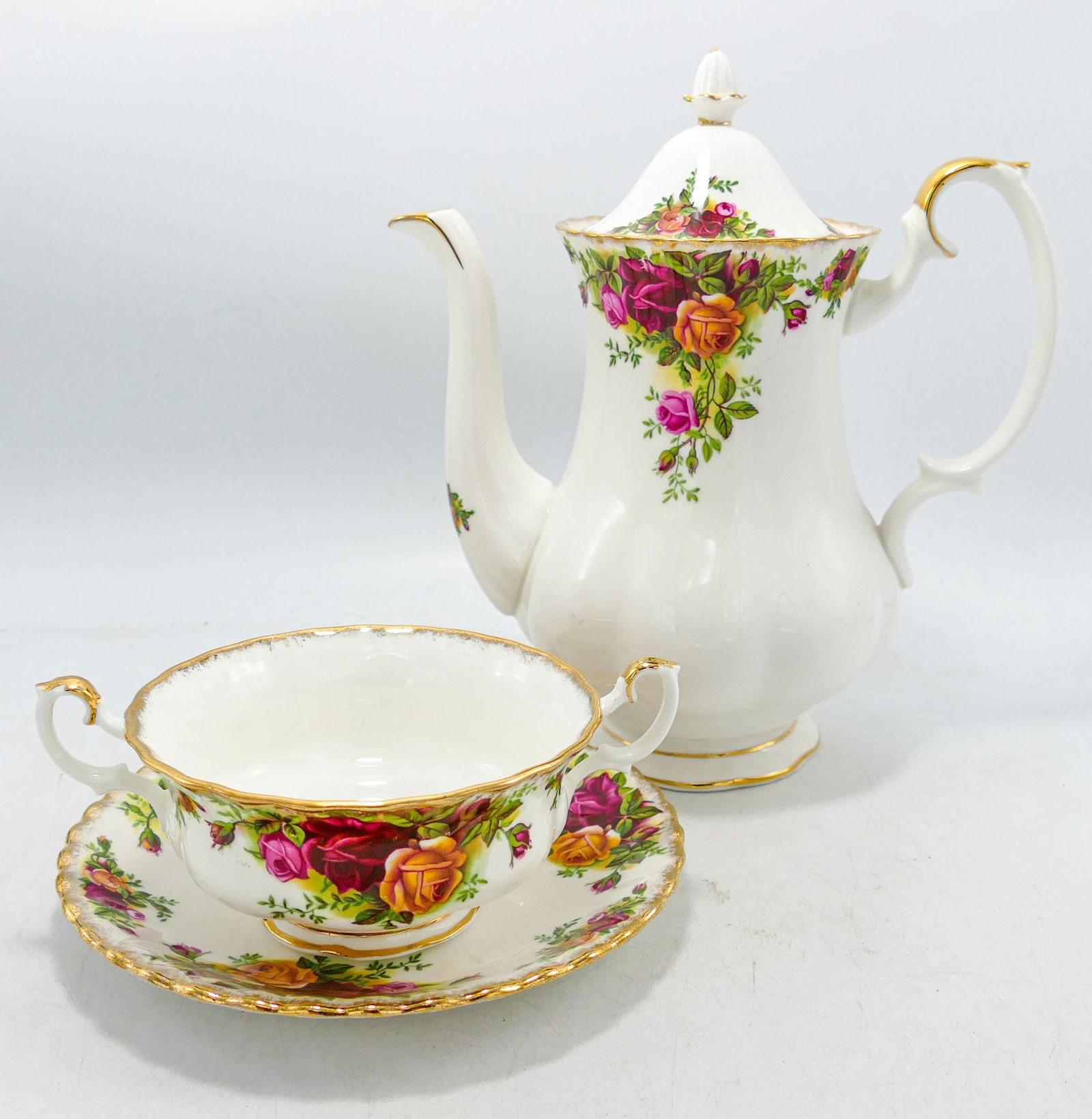 A large collection of Royal Albert Old Country Roses patterned items including - tea pots, coffee: A large collection of Royal Albert Old Country Roses patterned items including - tea pots, coffee pots, dinner plates, novelties, handled bowls, coffee set etc. (130 pieces in 6 trays)