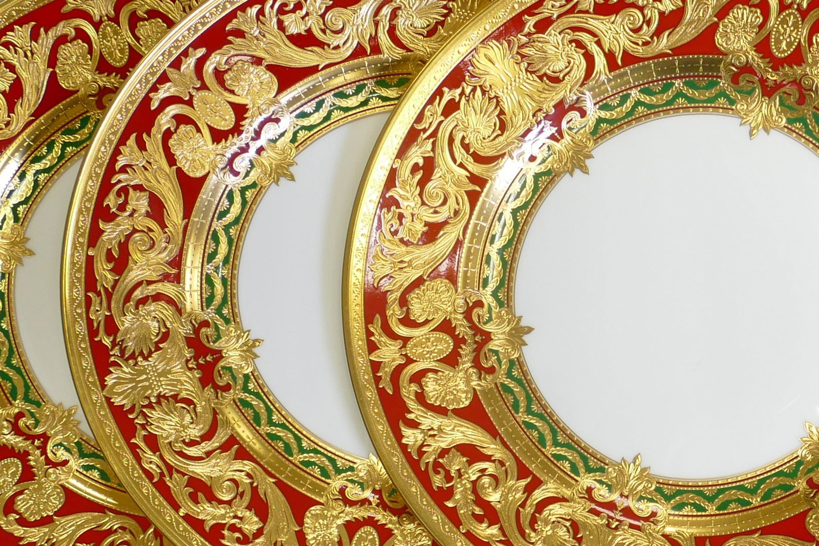 De Lamerie Fine Bone China heavily gilded Red / Green Empress patterned lunch plates, specially made: De Lamerie Fine Bone China heavily gilded Red / Green Empress patterned lunch plates, specially made high end quality items, made in England, diameter 22.5cm. (3)