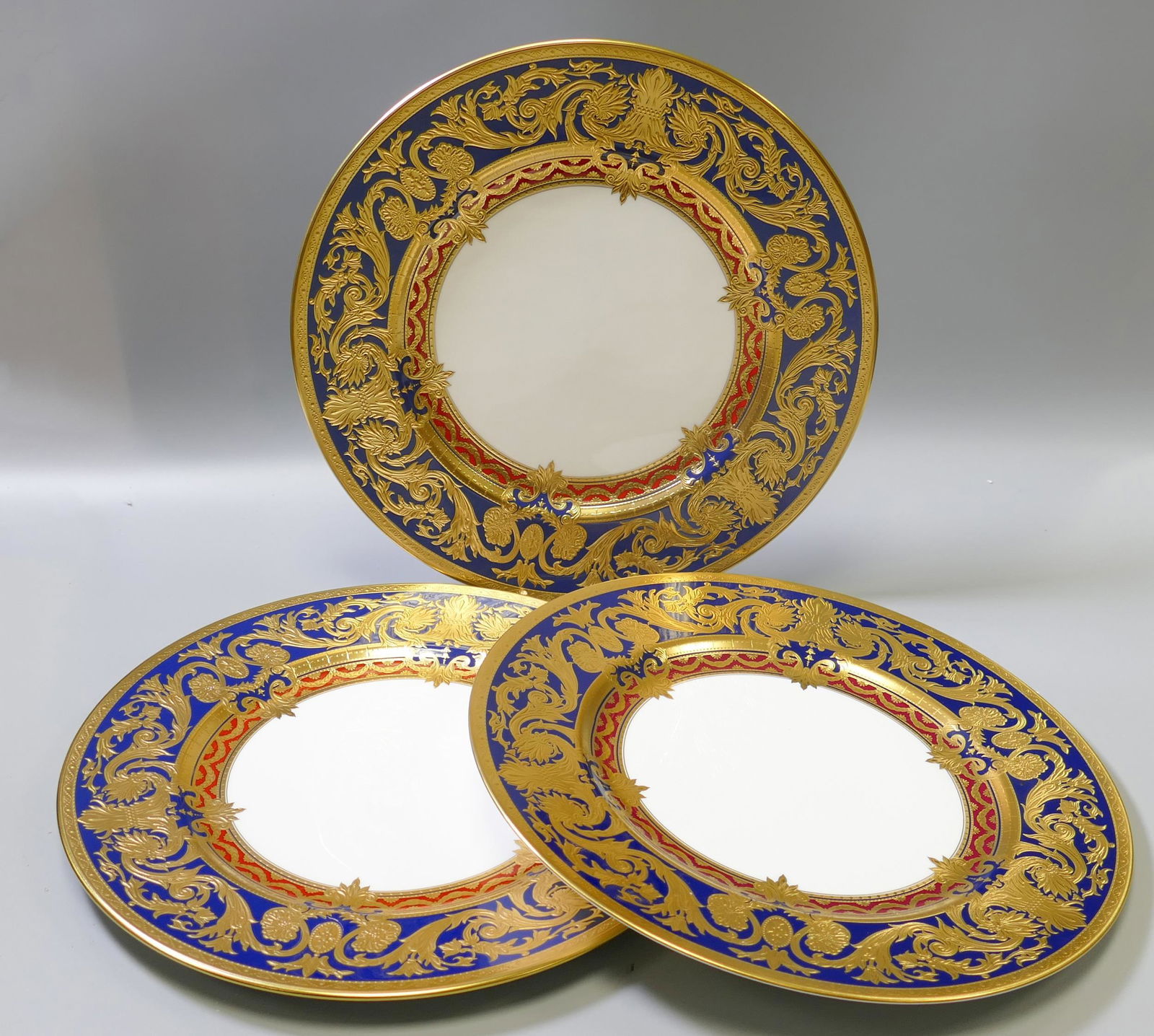 De Lamerie Fine Bone China heavily gilded Dark Blue Empress patterned dinner plates, specially made: De Lamerie Fine Bone China heavily gilded Dark Blue Empress patterned dinner plates, specially made high end quality items, made in England, diameter 27.5cm. (3)