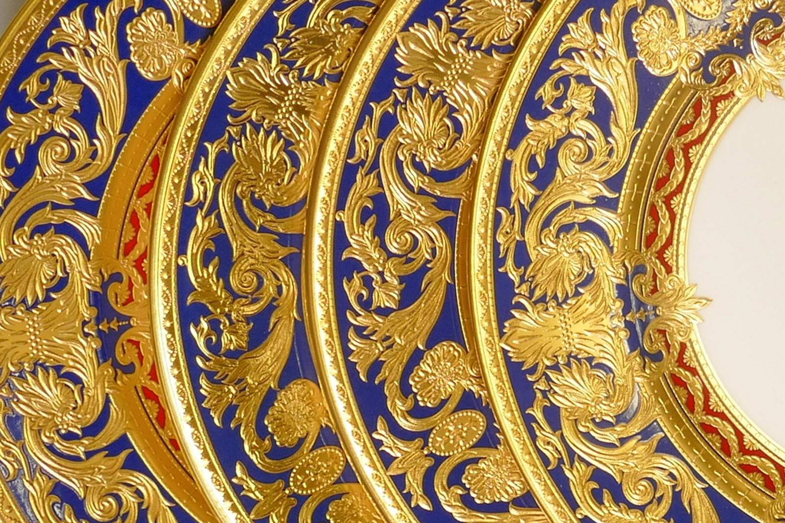 De Lamerie Fine Bone China heavily gilded Dark Blue Empress patterned salad plates, specially made: De Lamerie Fine Bone China heavily gilded Dark Blue Empress patterned salad plates, specially made high end quality items, made in England, diameter 21cm. (4)