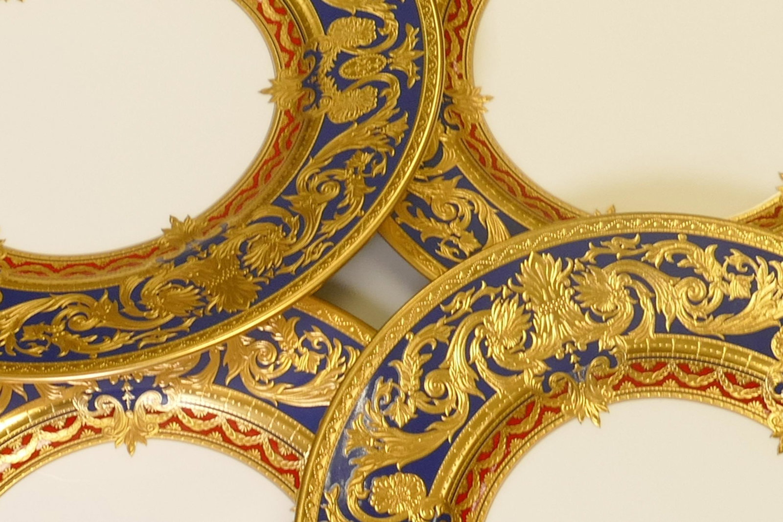 De Lamerie Fine Bone China heavily gilded Dark Blue Empress patterned lunch plates, specially made: De Lamerie Fine Bone China heavily gilded Dark Blue Empress patterned lunch plates, specially made high end quality items, made in England, diameter 23cm. (4)