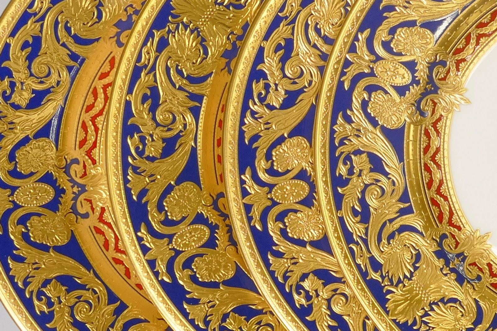 De Lamerie Fine Bone China heavily gilded Dark Blue Empress patterned salad plates, specially made: De Lamerie Fine Bone China heavily gilded Dark Blue Empress patterned salad plates, specially made high end quality items, made in England, diameter 20.5cm. (4)