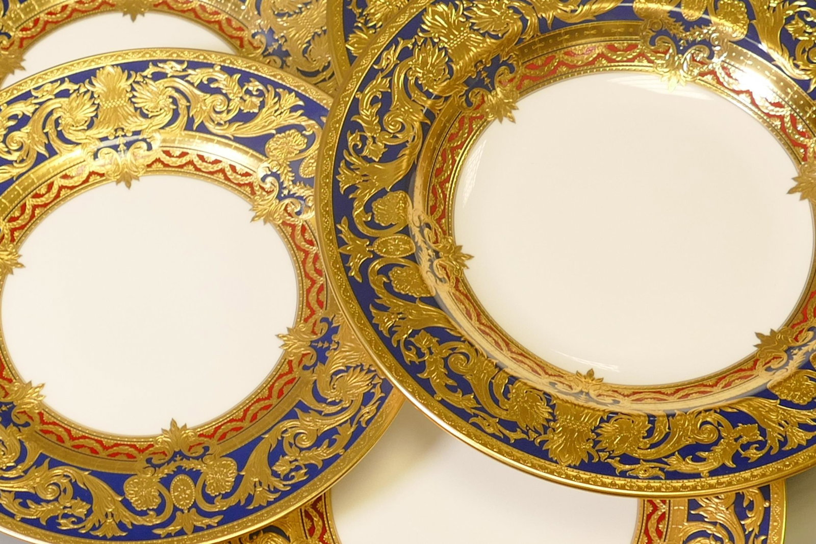 De Lamerie Fine Bone China heavily gilded Dark Blue Empress patterned salad plate & rimmed bowls,: De Lamerie Fine Bone China heavily gilded Dark Blue Empress patterned salad plate & rimmed bowls, specially made high end quality items, made in England, largest diameter 23cm. (5)