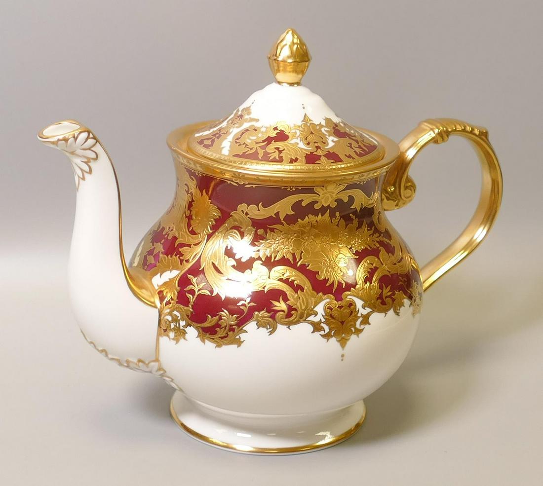 De Lamerie Fine Bone China heavily gilded Royale patterned tea pot, specially made high end quality: De Lamerie Fine Bone China heavily gilded Royale patterned tea pot, specially made high end quality item, made in England, height 20cm.