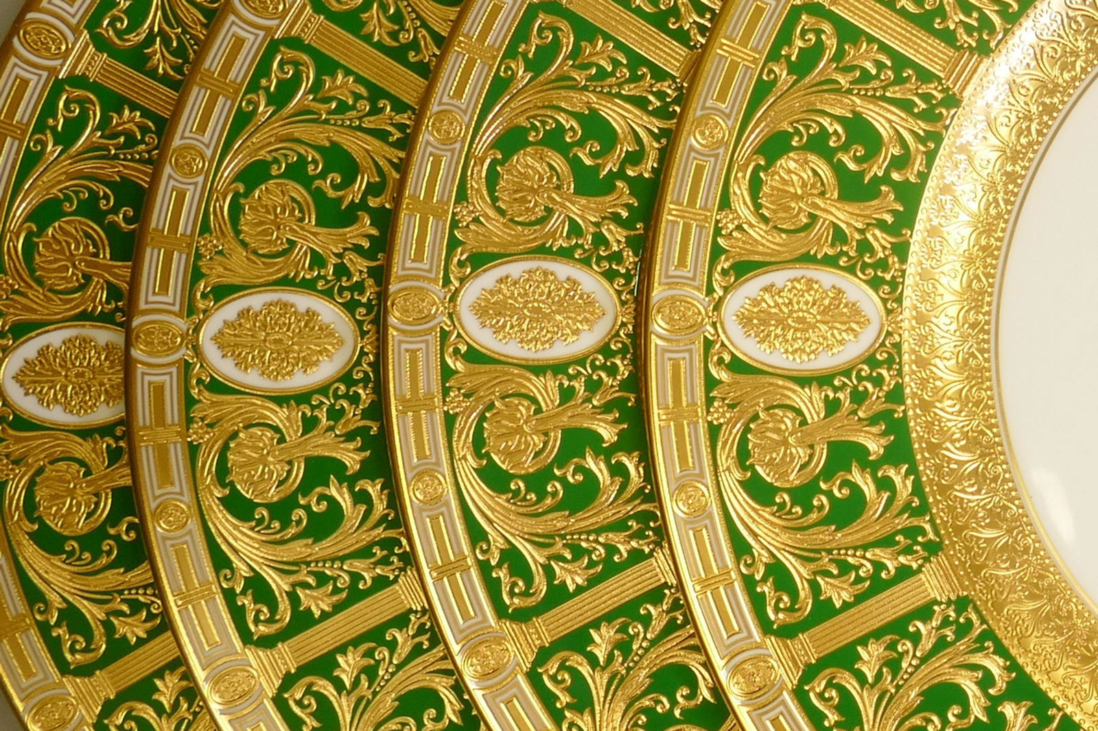 De Lamerie Fine Bone China heavily gilded Acanthus patterned dinner plates, specially made high end: De Lamerie Fine Bone China heavily gilded Acanthus patterned dinner plates, specially made high end quality items, made in England, diameter 27cm. (4)