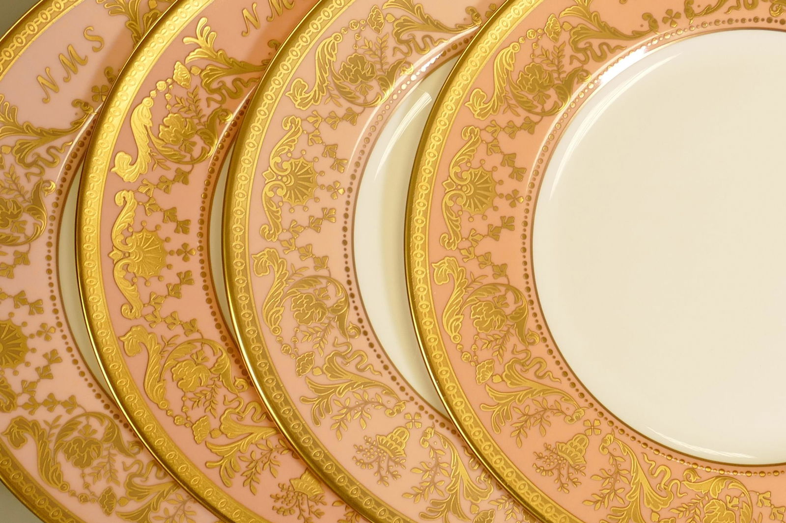 De Lamerie Fine Bone China heavily gilded Pink Renaissance patterned dinner plates, personalised: De Lamerie Fine Bone China heavily gilded Pink Renaissance patterned dinner plates, personalised with initials, specially made high end quality items, made in England, diameter 27cm. (4)