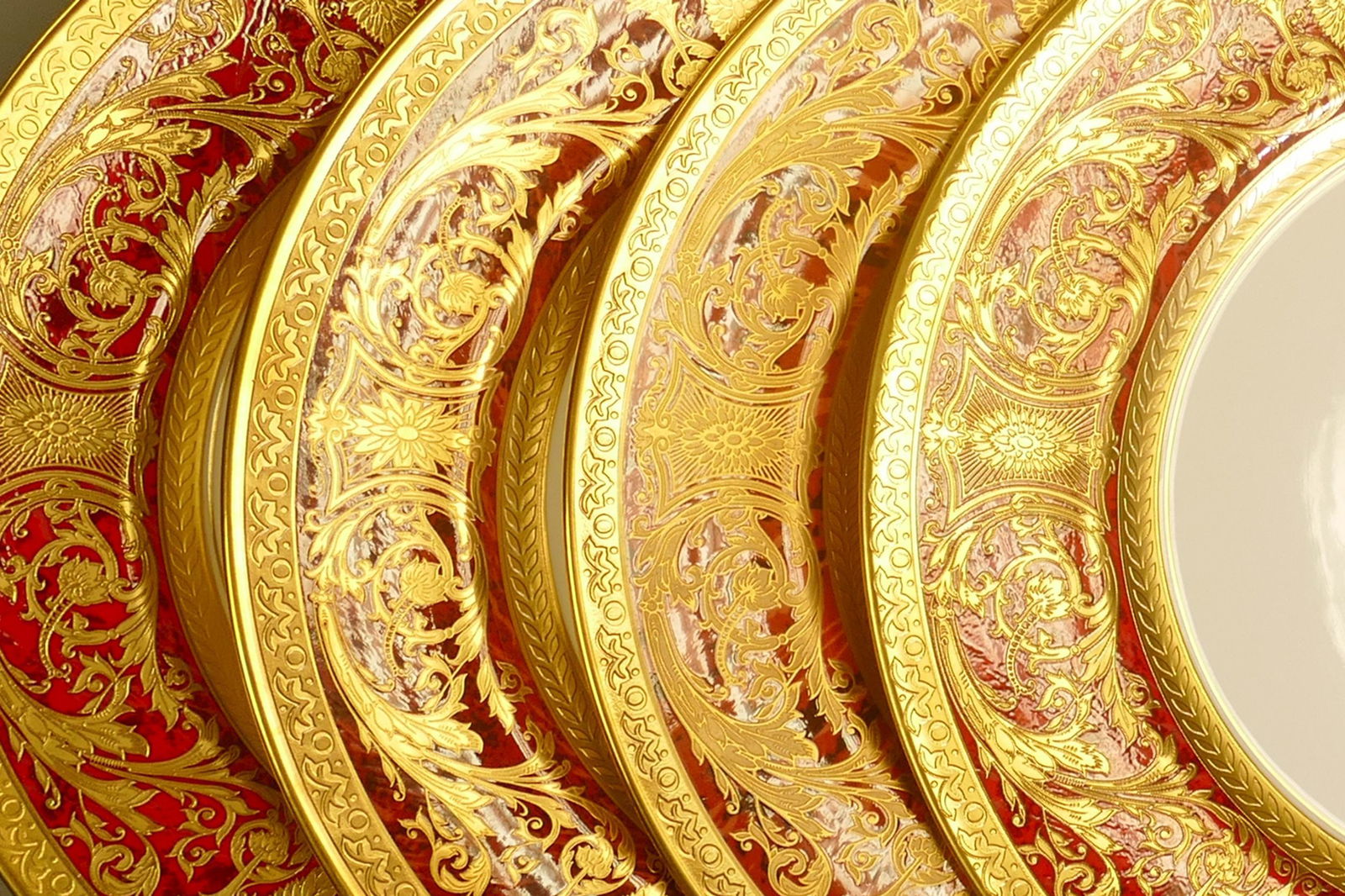 De Lamerie Fine Bone China heavily gilded Robert Adam patterned dinner plates, specially made high: De Lamerie Fine Bone China heavily gilded Robert Adam patterned dinner plates, specially made high end quality items, made in England, diameter 27.5cm. (4)