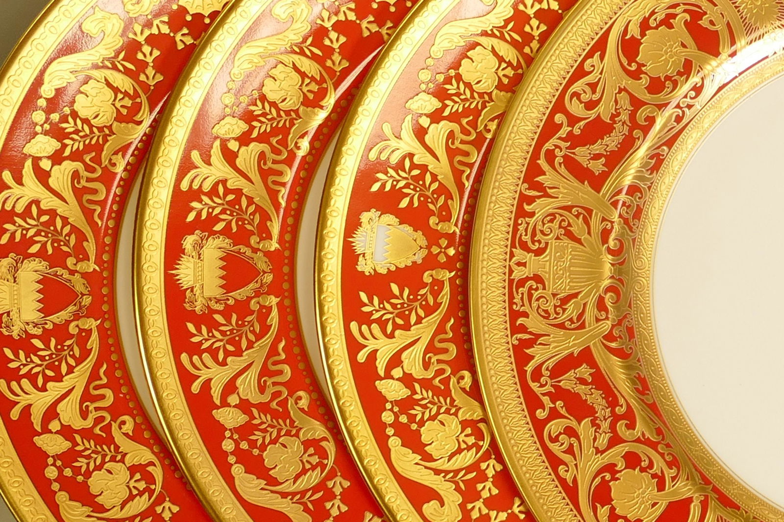 De Lamerie Fine Bone China heavily gilded Robert Adam II patterned dinner plates, specially made: De Lamerie Fine Bone China heavily gilded Robert Adam II patterned dinner plates, specially made high end quality items, made in England, diameter 27cm. (4)