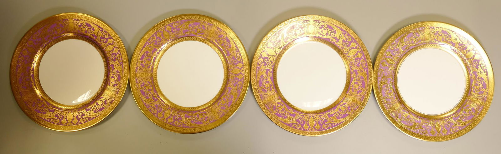 De Lamerie Fine Bone China heavily gilded Robert Adam patterned dinner plates, specially made high: De Lamerie Fine Bone China heavily gilded Robert Adam patterned dinner plates, specially made high end quality items, made in England, diameter 27cm. (4)