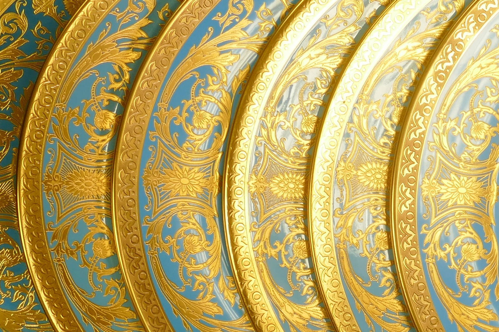 De Lamerie Fine Bone China heavily gilded Robert Adam patterned dinner plates, specially made high: De Lamerie Fine Bone China heavily gilded Robert Adam patterned dinner plates, specially made high end quality items, made in England, diameter 27cm. (6)