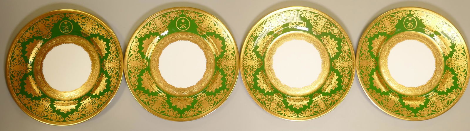 De Lamerie Fine Bone China heavily gilded Exotic Green patterned dinner plates with personalised: De Lamerie Fine Bone China heavily gilded Exotic Green patterned dinner plates with personalised crest, specially made high end quality items, made in England, diameter 27.5cm. (4)