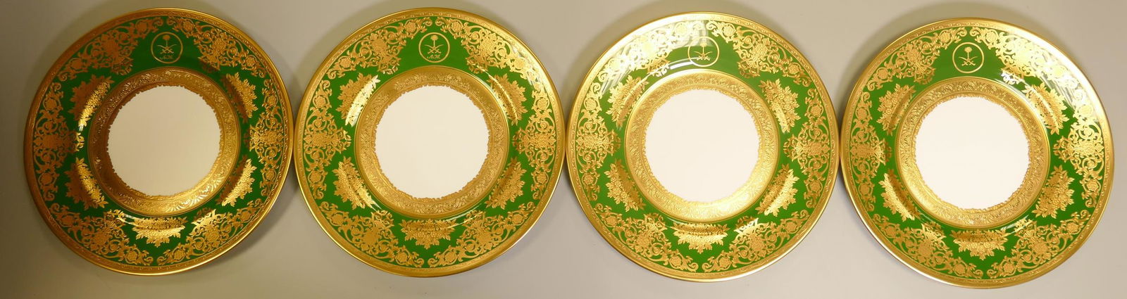 De Lamerie Fine Bone China heavily gilded Exotic Green patterned dinner plates with personalised: De Lamerie Fine Bone China heavily gilded Exotic Green patterned dinner plates with personalised crest, specially made high end quality items, made in England, diameter 27.5cm. (4)