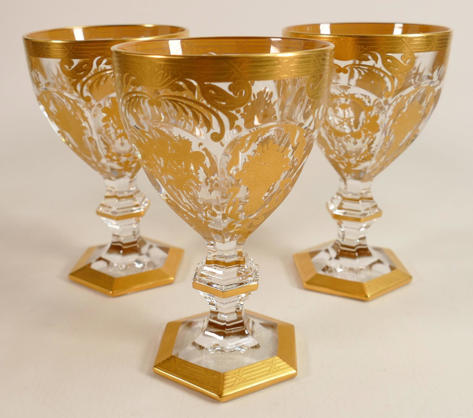 De Lamerie fine crystal heavily gilded glass goblet, specially made high end quality items, height: De Lamerie fine crystal heavily gilded glass goblet, specially made high end quality items, height 15cm. (3)