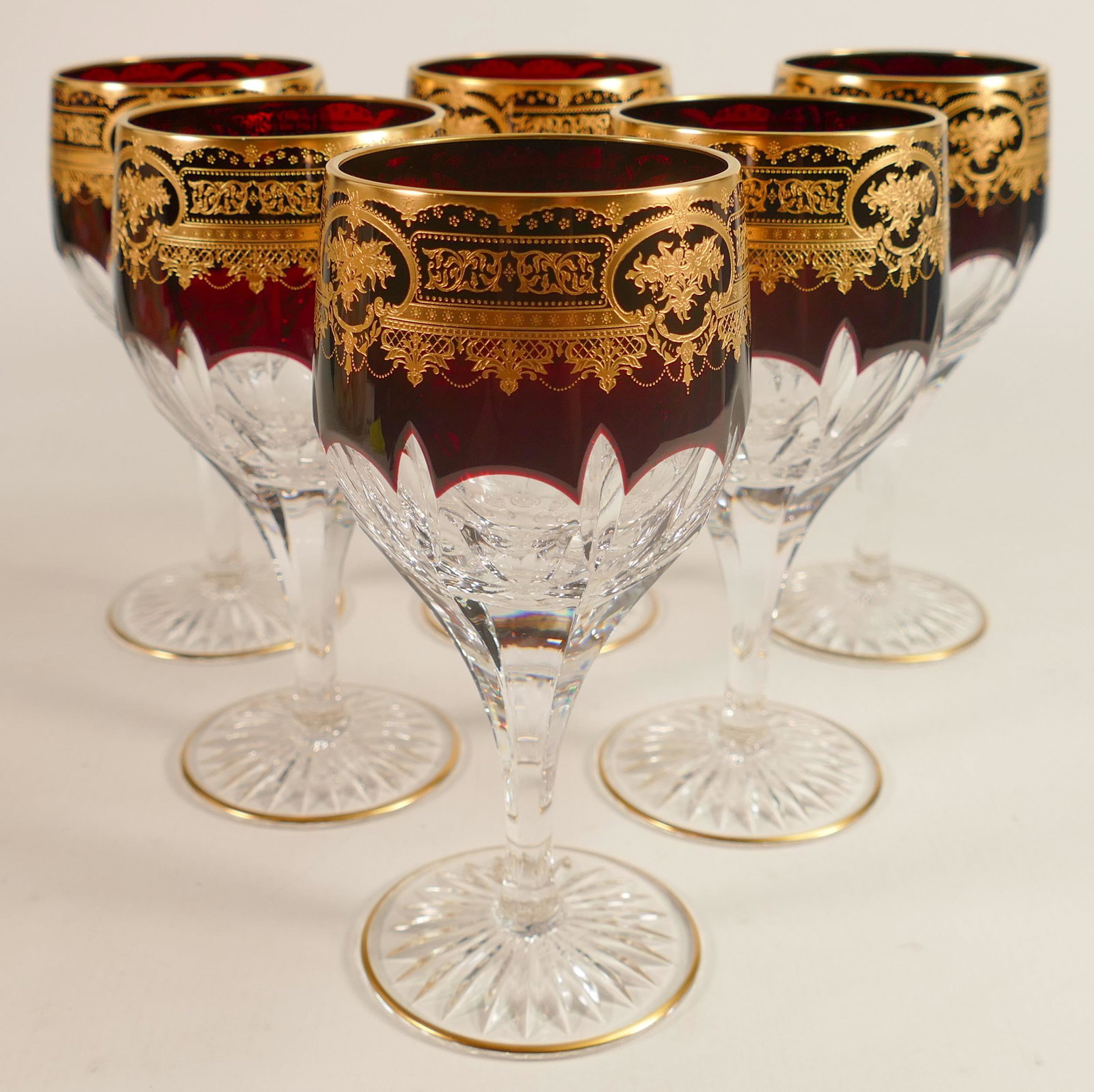 De Lamerie fine crystal heavily gilded deep red large wine glasses, specially made high end quality: De Lamerie fine crystal heavily gilded deep red large wine glasses, specially made high end quality items, height 17cm. (6)