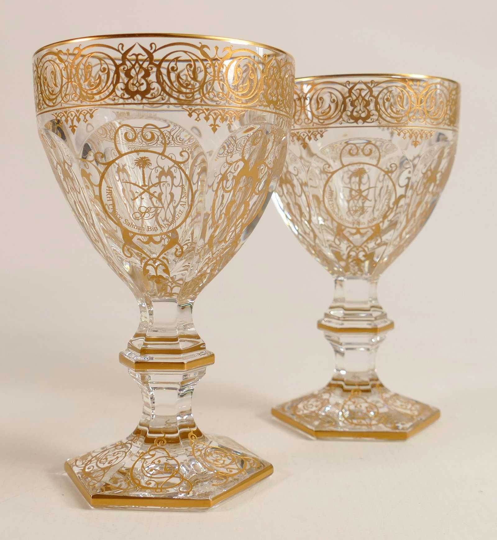 De Lamerie fine crystal heavily gilded wine glasses, specially made high end quality items, height: De Lamerie fine crystal heavily gilded wine glasses, specially made high end quality items, height 15cm. (2)