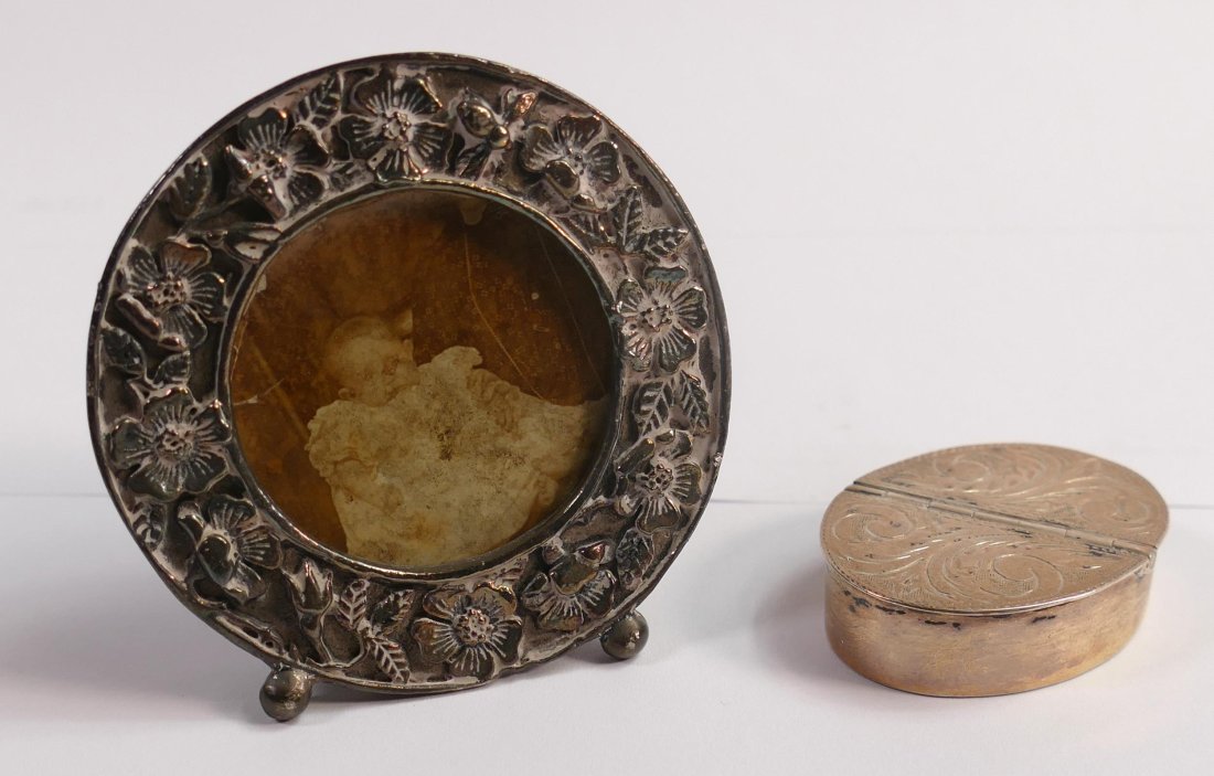 Silver ornate snuff box and silver plated small picture frame. (2): Silver ornate snuff box and silver plated small picture frame. (2)