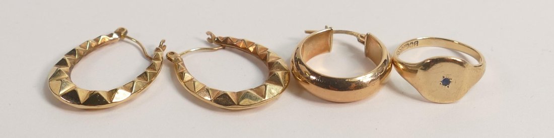 Pair 9ct gold earrings, 9ct ladies signet ring and one odd 9ct gold earring, 5.3g.: Pair 9ct gold earrings, 9ct ladies signet ring and one odd 9ct gold earring, 5.3g.