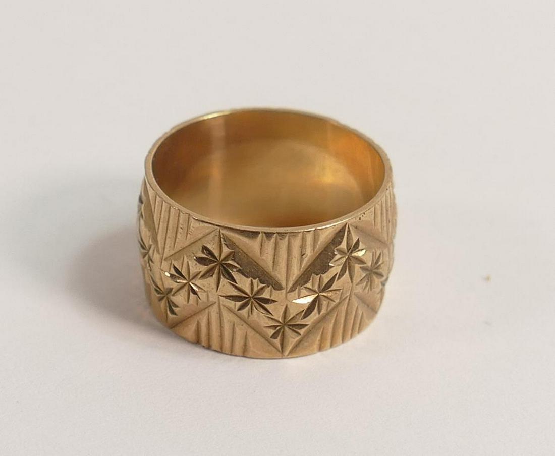 9ct gold ornate wedding ring, Size L, 6.3g: 9ct gold ornate wedding ring, Size L, 6.3g