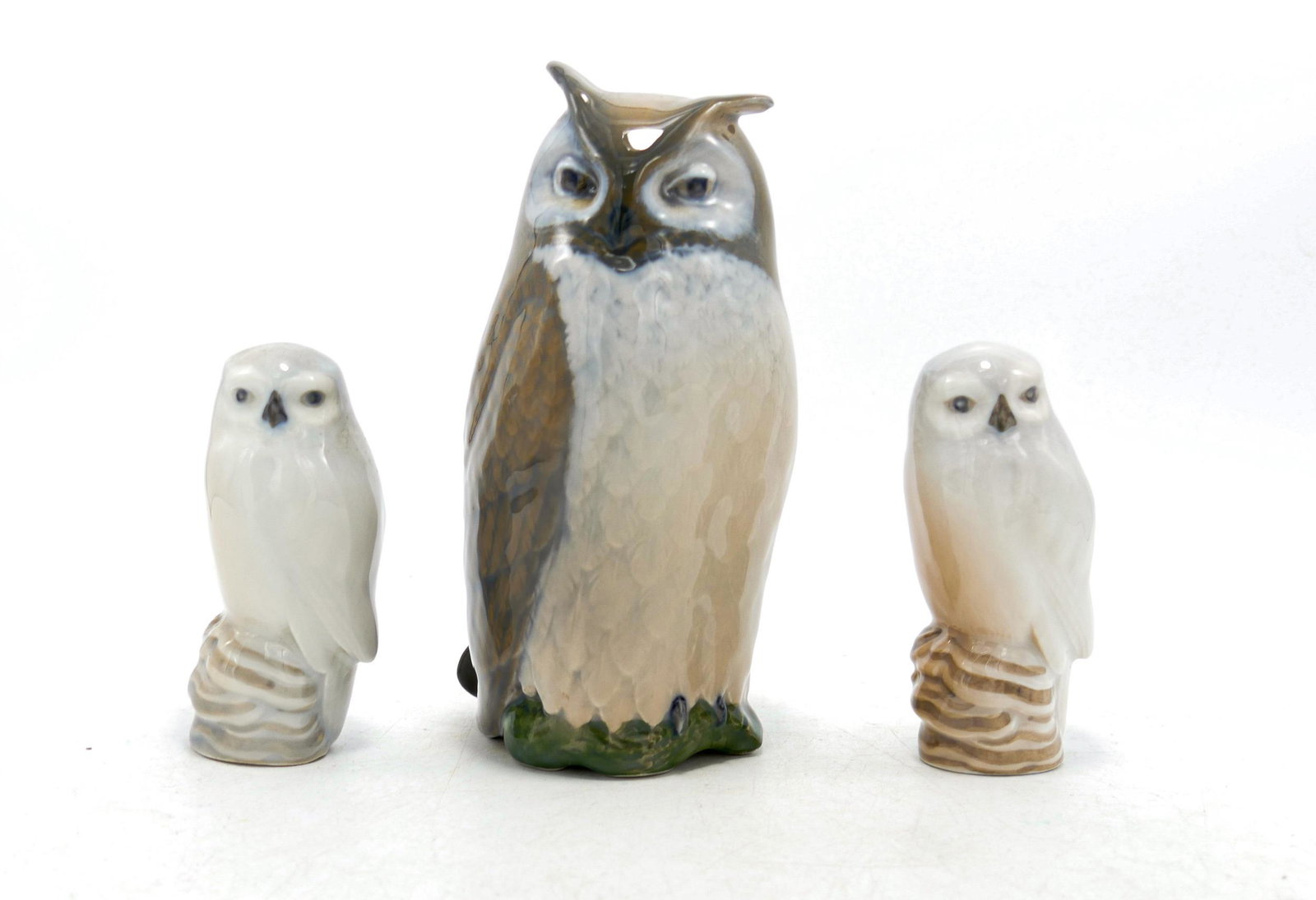 Royal Copenhagen model of an owl 2999 and a pair smaller Snowy owls 1741, tallest h.15cm. (3): Royal Copenhagen model of an owl 2999 and a pair smaller Snowy owls 1741, tallest h.15cm. (3)