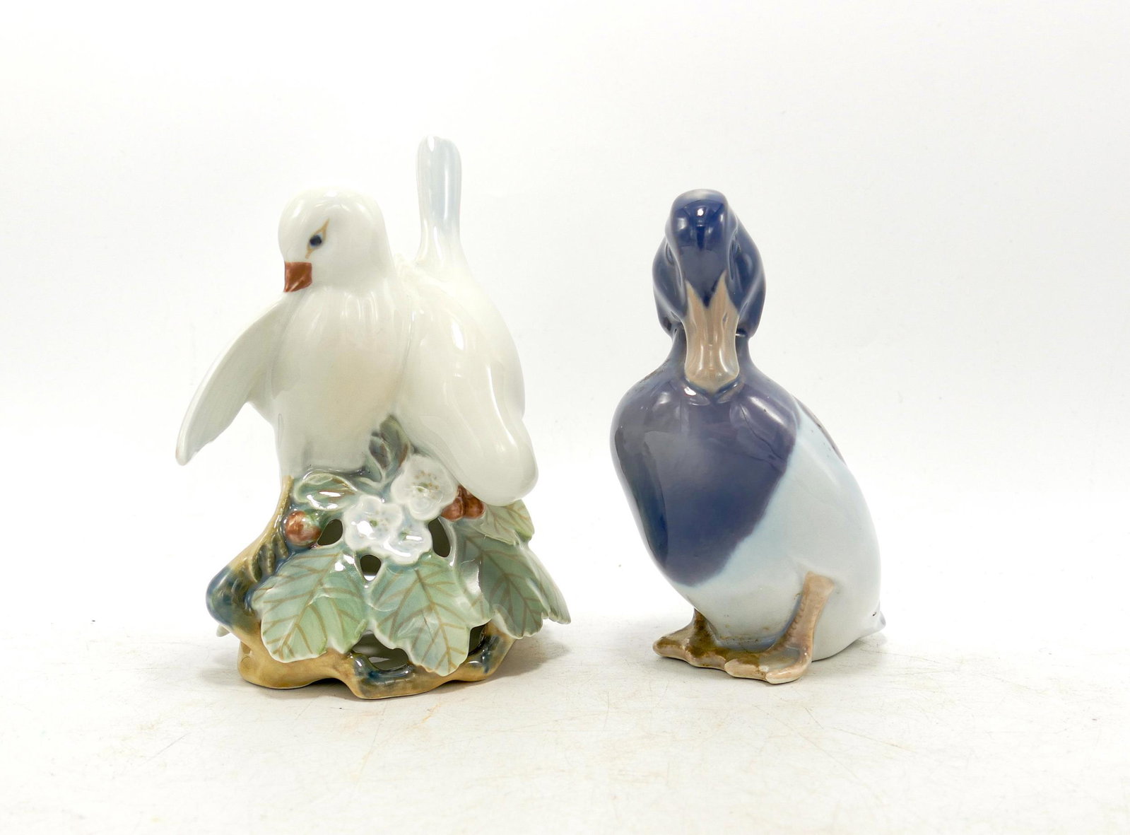 Royal Copenhagen model of a pair of doves 402 and duck 1941, h.13.5cm. (2): Royal Copenhagen model of a pair of doves 402 and duck 1941, h.13.5cm. (2)