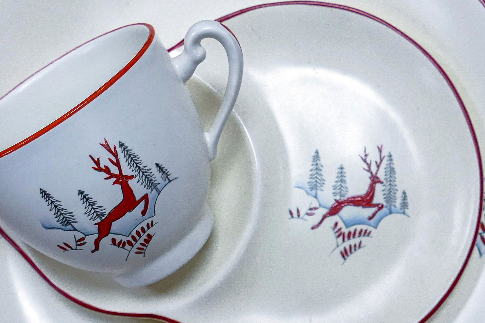 Crown Devon Stockholm patterned tea ware including egg cups, toast racks, tea for one set, butter: Crown Devon Stockholm patterned tea ware including egg cups, toast racks, tea for one set, butter dish, cake plate, entrÃ©e dish etc. (13)