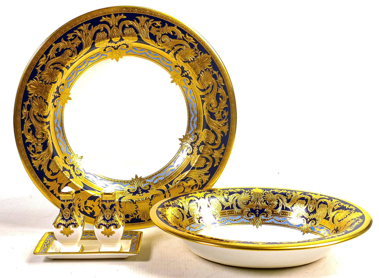 De Lamerie Fine Bone China heavily gilded Empress patterned oval & circular serving bowls together: De Lamerie Fine Bone China heavily gilded Empress patterned oval & circular serving bowls together with matching salt & pepper set, specially made high end quality items, made in England, diameter 28.