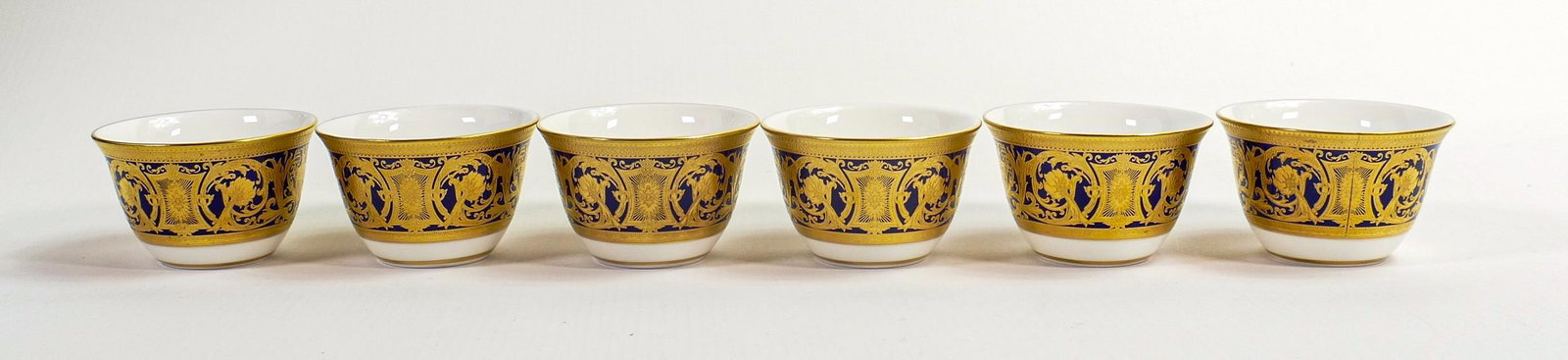 De Lamerie Fine Bone China heavily gilded Robert Adam patterned tea bowls, specially made high end: De Lamerie Fine Bone China heavily gilded Robert Adam patterned tea bowls, specially made high end quality items, made in England, height 4.6cm (6)