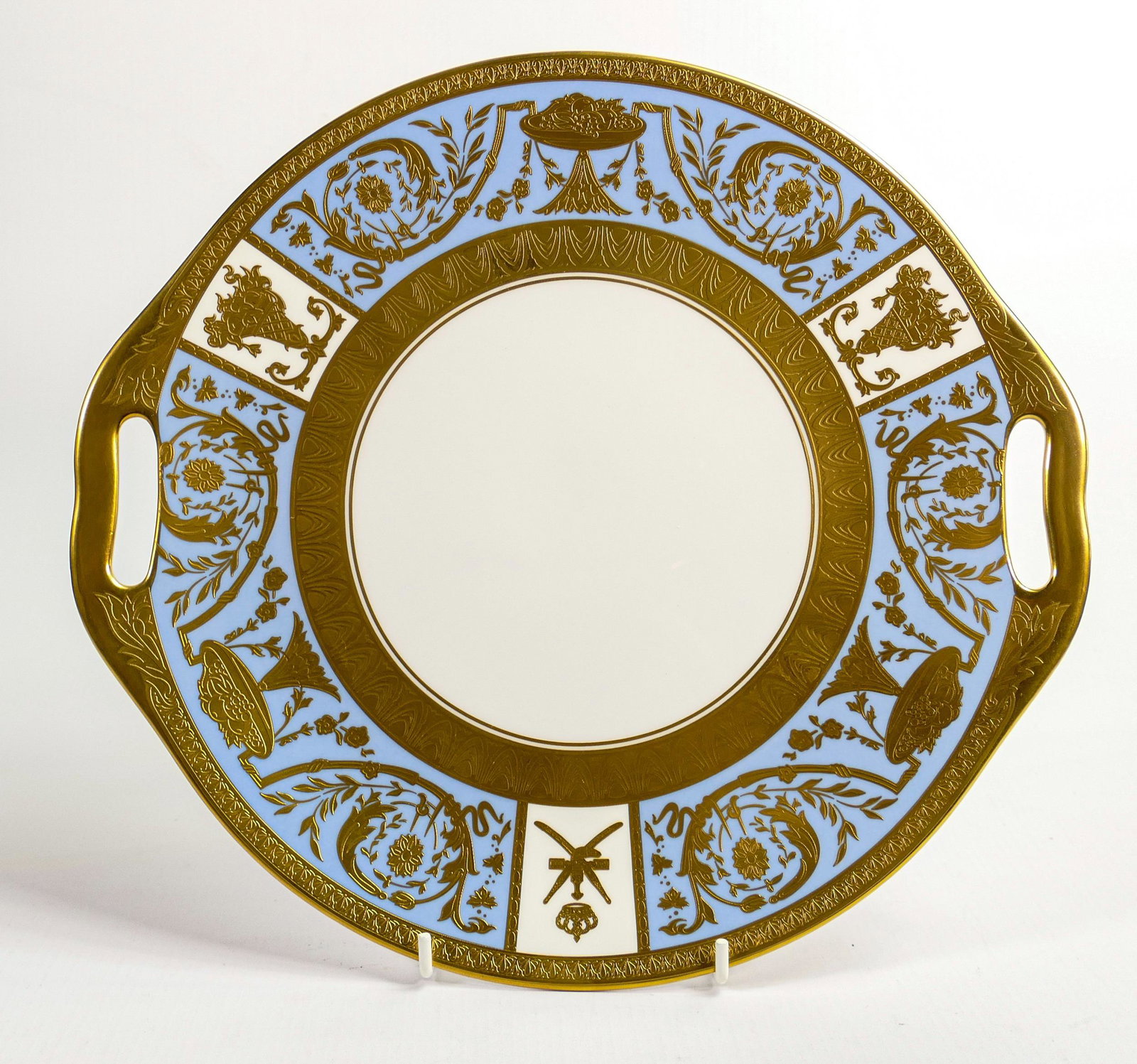 De Lamerie Fine Bone China heavily gilded Imperial Pattern handled sandwich plate, specially made: De Lamerie Fine Bone China heavily gilded Imperial Pattern handled sandwich plate, specially made high end quality item, made in England, diameter at largest 30cm.