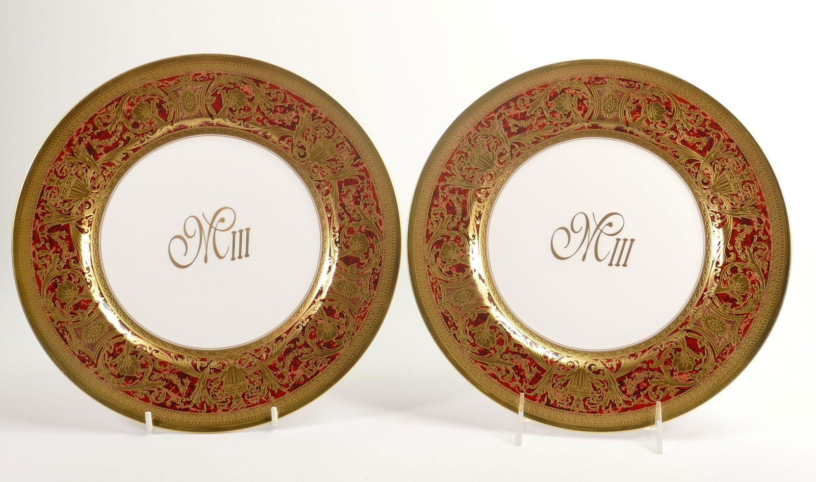 De Lamerie Fine Bone China, heavily gilded special commision dinner plates , specially made high end: De Lamerie Fine Bone China, heavily gilded special commision dinner plates , specially made high end quality item, Made in England, diameter 26.5cm(2)