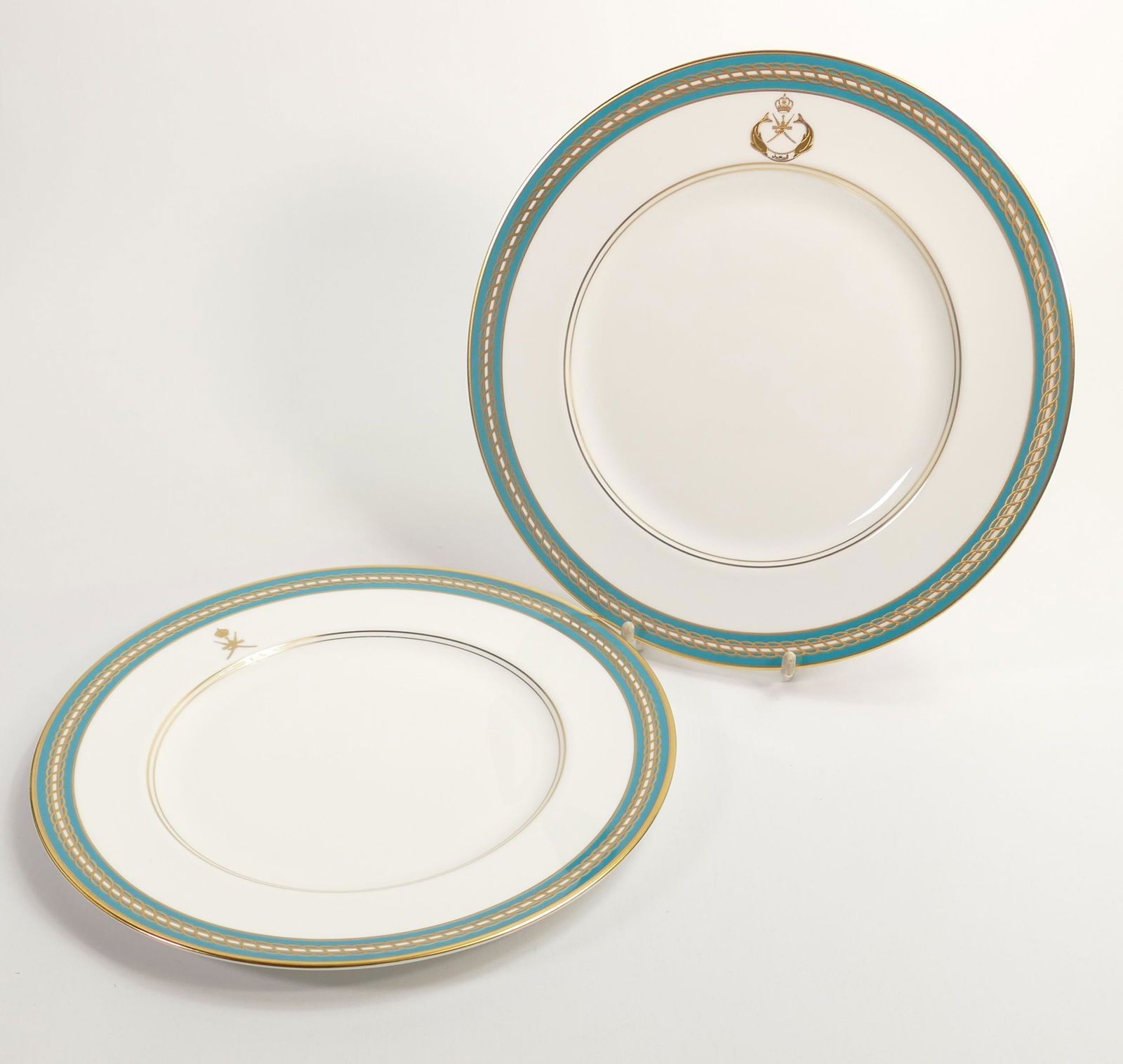 De Lamerie Fine Bone China, heavily gilded special commision dinner plates , specially made high end: De Lamerie Fine Bone China, heavily gilded special commision dinner plates , specially made high end quality item, Made in England, diameter 27cm(2)
