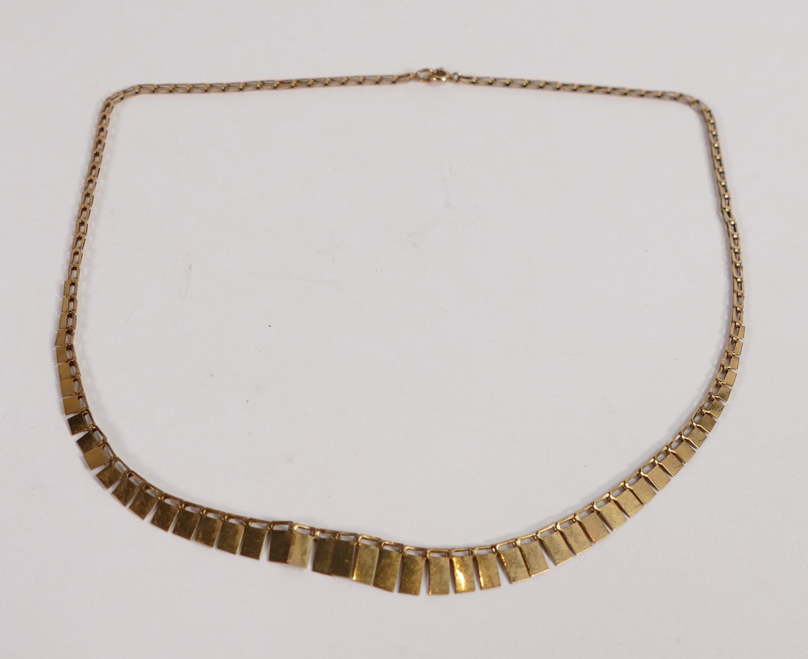 9ct gold choker necklace, 4.6g.: 9ct gold choker necklace, 4.6g.